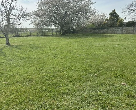 Terrain à bâtir de 897 m² à JUILLAC-LE-COQ (16)