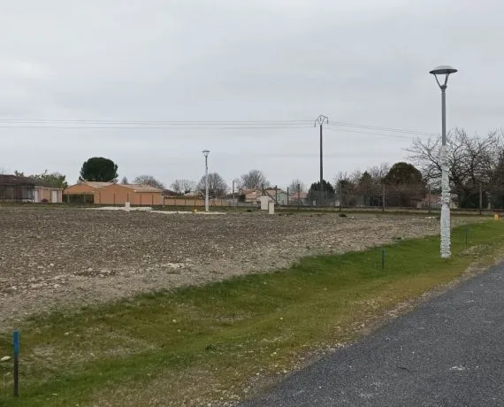 Terrain à bâtir de 704 m² à BARRET (16)