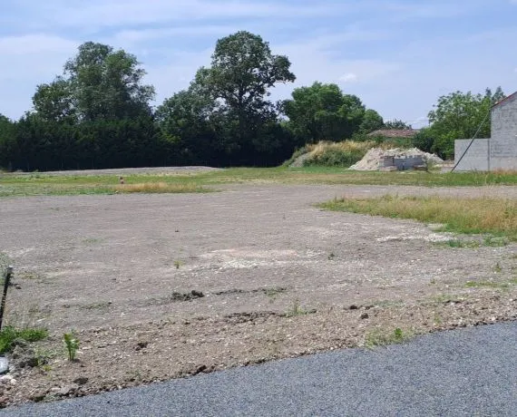 Terrain à bâtir de 1739 m² à BIRON (17)