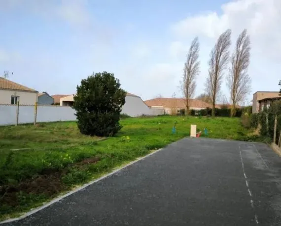 Terrain à bâtir de 445 m² à SAINT-LAURENT-DE-LA-PREE (17)