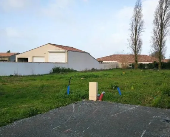 Terrain à bâtir de 618 m² à SAINT-LAURENT-DE-LA-PREE (17)