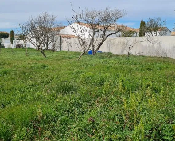 Terrain à bâtir de 428 m² à SAINT-ROGATIEN (17)
