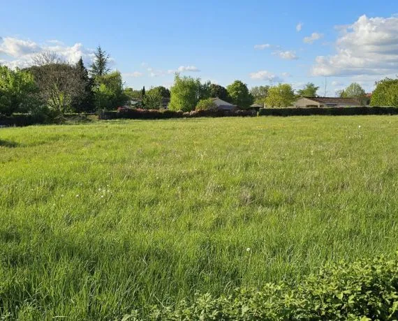 Terrain à bâtir de 605 m² à VOEUIL-ET-GIGET (16)