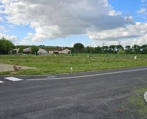 Terrain à bâtir de 740 m² à MARSAC (16)