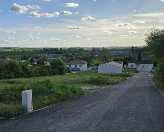Terrain à bâtir de 414 m² à LA COURONNE (16)
