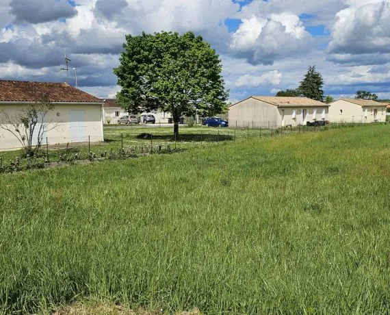 Terrain à bâtir de 1290 m² à VINDELLE (16)