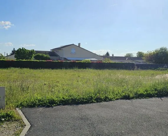 Terrain à bâtir de 579 m² à ROULLET-SAINT-ESTEPHE (16)