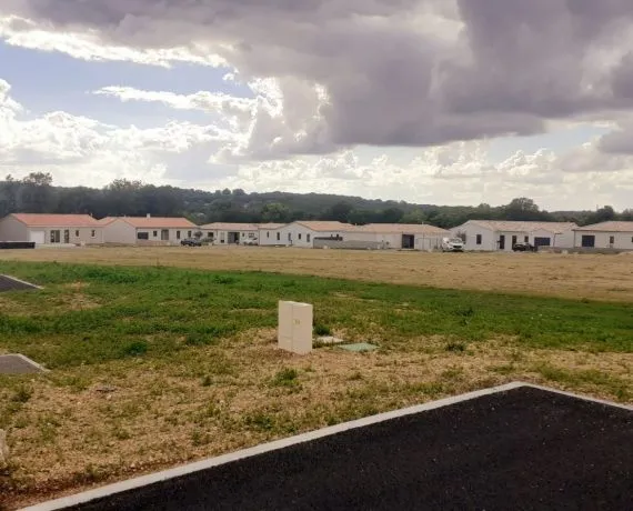 Terrain à bâtir de 666 m² à VOEUIL-ET-GIGET (16)