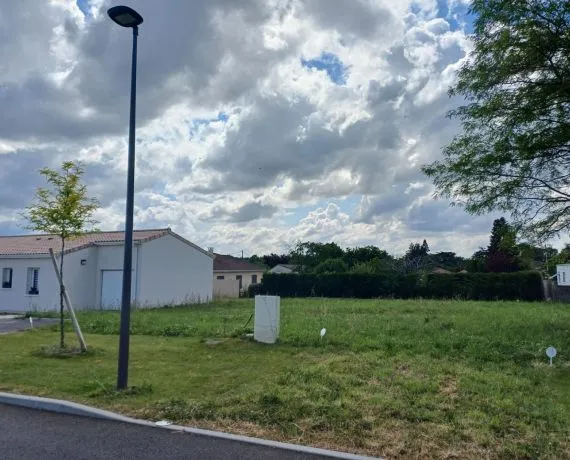 Terrain à bâtir de 420 m² à GOND-PONTOUVRE (16)