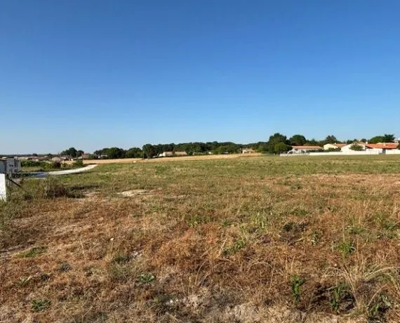 Terrain à bâtir de 551 m² à GREZAC (17)