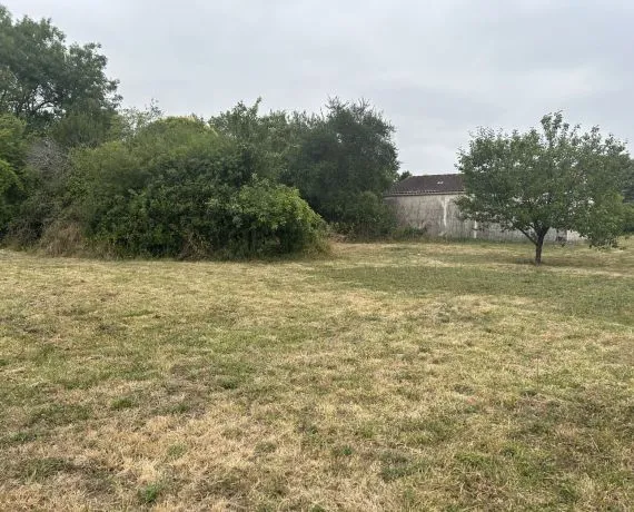 Terrain à bâtir de 843 m² à JARNAC (16)
