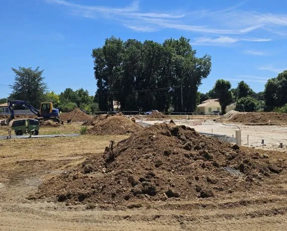 Terrain à bâtir de 604 m² à VOEUIL-ET-GIGET (16)