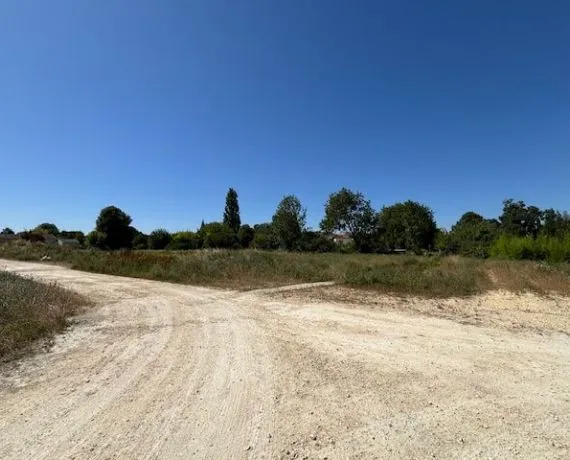Terrain à bâtir de 687 m² à GEMOZAC (17)