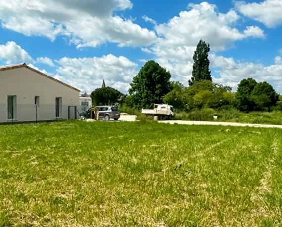 Terrain à bâtir de 412 m² à GEMOZAC (17)