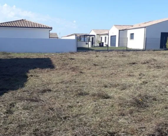 Terrain à bâtir de 678 m² à MEDIS (17)