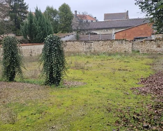 Terrain à bâtir de 460 m² à LA ROCHEFOUCAULD (16)