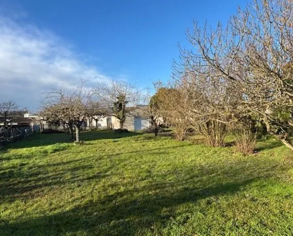 Terrain à bâtir de 738 m² à SEMUSSAC (17)