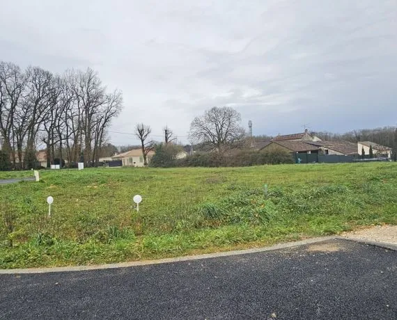 Terrain à bâtir de 719 m² à VOEUIL-ET-GIGET (16)
