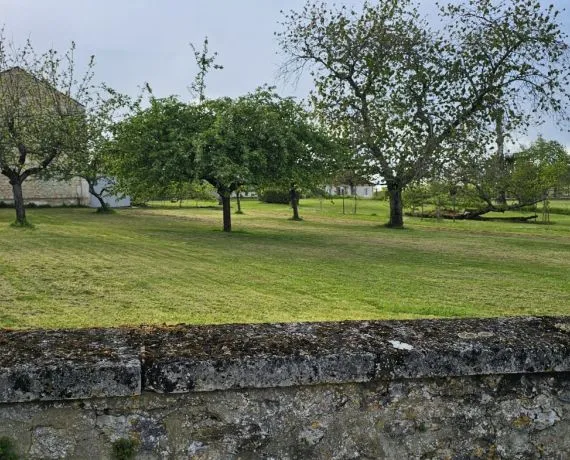Terrain à bâtir de 1050 m² à MAGNAC-SUR-TOUVRE (16)
