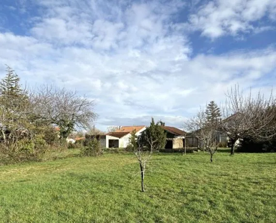 Terrain à bâtir de 300 m² à CHAILLEVETTE (17)