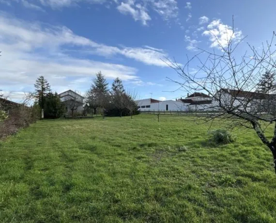 Terrain à bâtir de 300 m² à CHAILLEVETTE (17)
