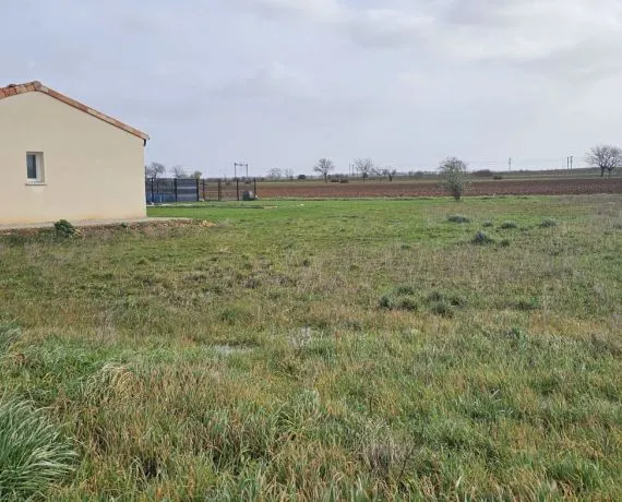 Terrain à bâtir de 629 m² à ROULLET-SAINT-ESTEPHE (16)