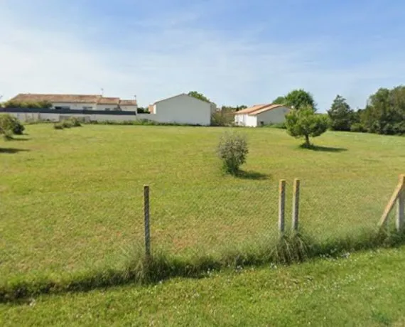 Terrain à bâtir de 689 m² à SAINT-ROMAIN-DE-BENET (17)
