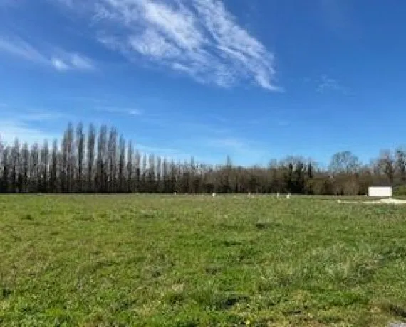Terrain à bâtir de 606 m² à MONTPELLIER-DE-MEDILLAN (17)