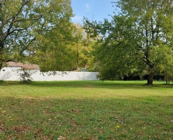 Terrain à bâtir de 370 m² à BREUILLET (17)