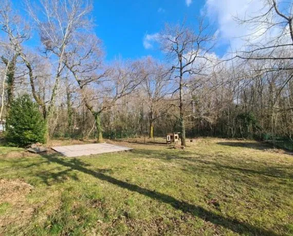 Terrain à bâtir de 830 m² à BREUILLET (17)